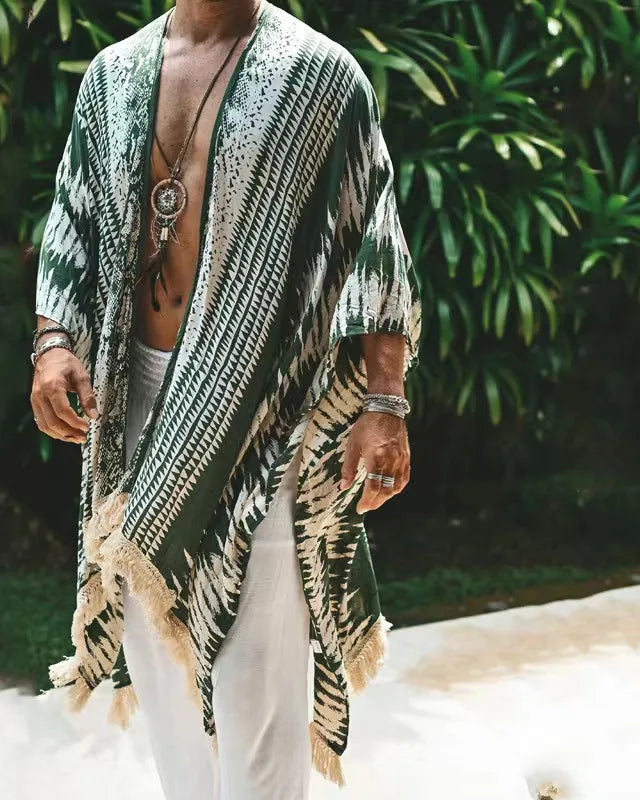 Kimono à franges vert Tulum, 100 % rayonne, avec rayures vertes et crème, bordure à franges, et manches 3/4.