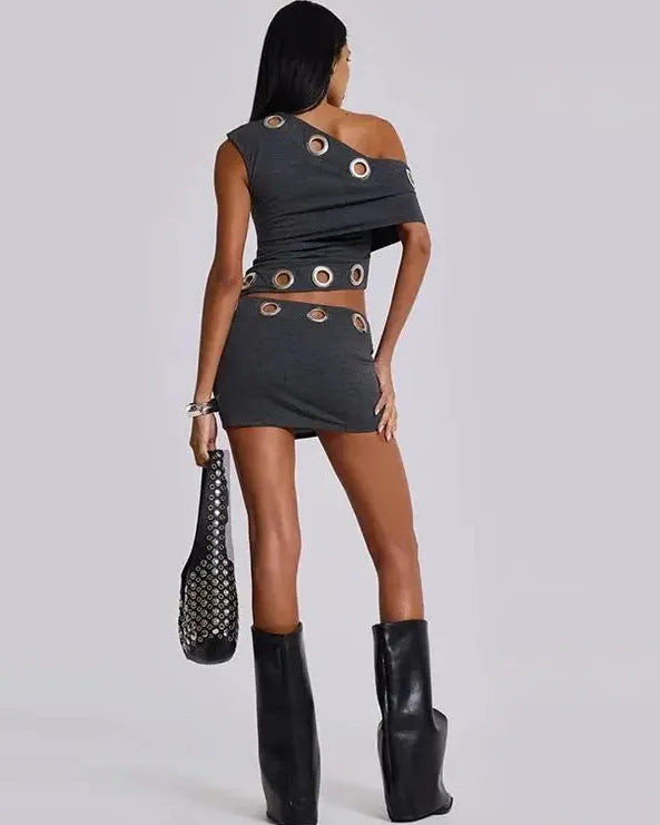 Zweiteiliges Off-Shoulder Crop-Top und Minirock-Set mit einem stilvollen grauen Design und auffälligen Details.