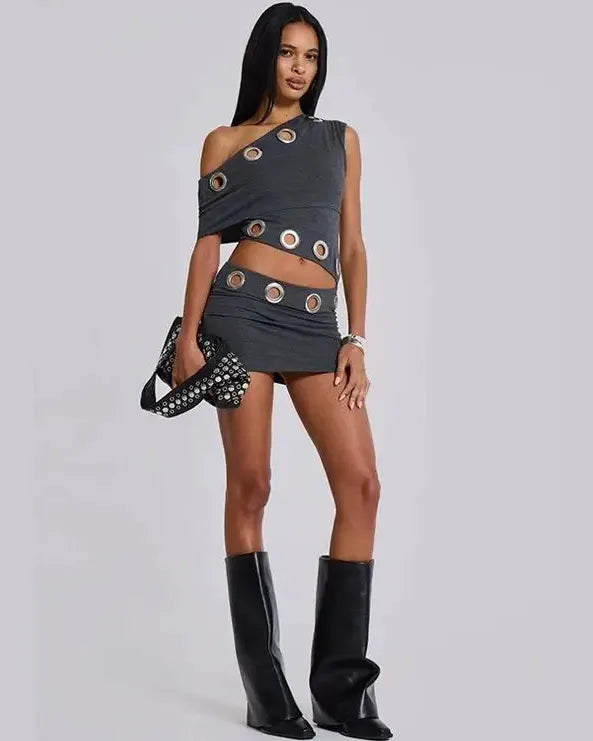 Zweiteiliges Off-Shoulder-Crop-Top- und Minirock-Set in Dunkelgrau mit stylischen Ausschnitten und kniehohen Stiefeln.