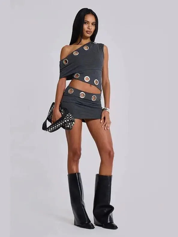 Zweiteiliges Off-Shoulder-Crop-Top- und Minirock-Set in Dunkelgrau mit stylischen Ausschnitten und kniehohen Stiefeln.