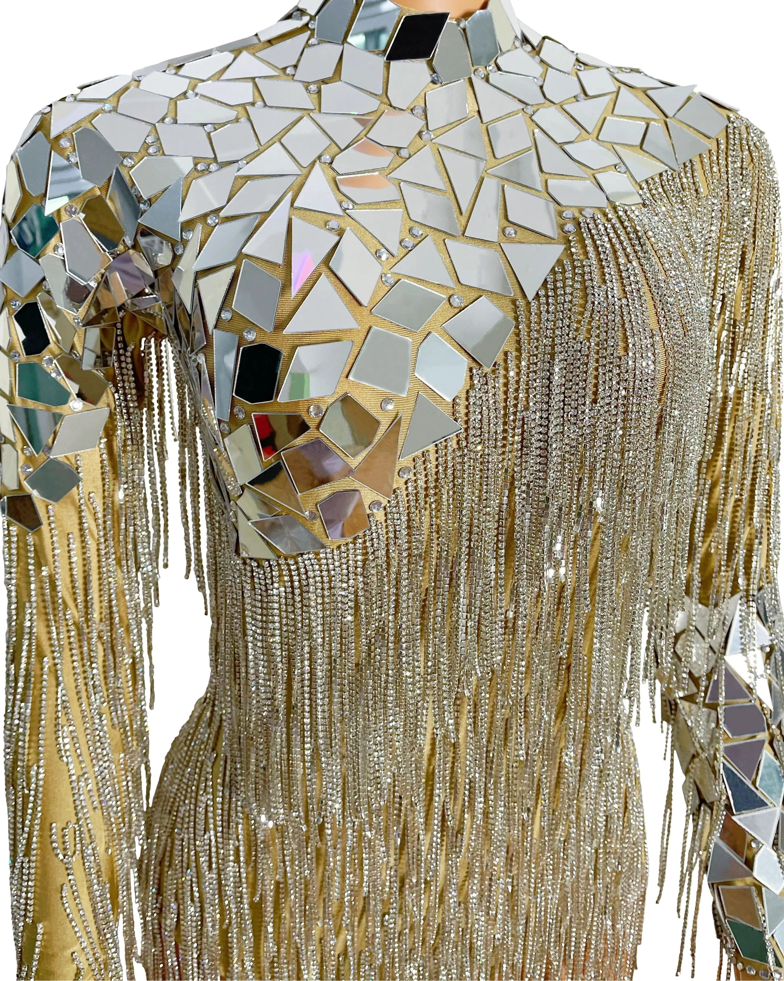 Presentatie van het Mirror Rhinestone Chain Backless Bodysuit met schitterende spiegel- en franjesdetails.