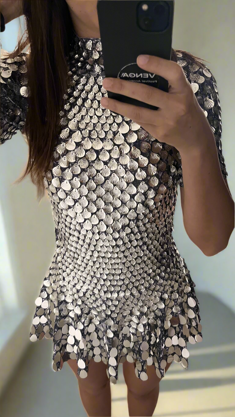 Robe en sequins métalliques argentés