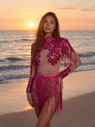 Body Alessia Rose in paillettes con gonna a frange, caratterizzato da un ventre trasparente color nude e spalle strutturate.