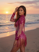 Modella con body Alessia Rose Sequin e gonna con frange, caratterizzato da paillettes rosa, ventre trasparente e collo alto finto.