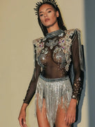 Body de festival con borlas y pedrería, con detalles intrincados de pedrería y borlas fluidas.
