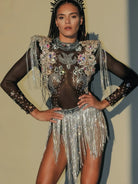 Body de festival con borlas y pedrería que presenta lujosos cristales y lentejuelas con borlas fluidas.