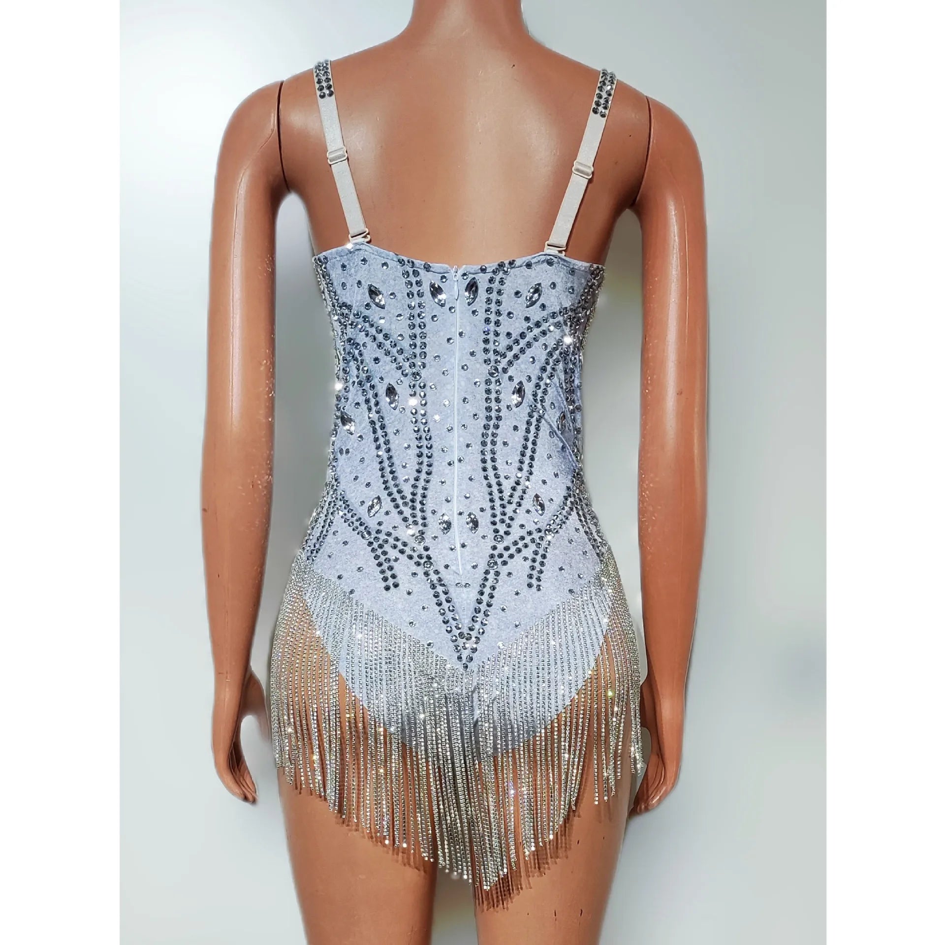Rückenansicht Strass-Quasten-Body mit silbernen Strasssteinen und verspielten Quasten