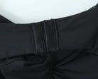 Haut froncé dos nu en tissu noir avec détail de fermeture, mettant en valeur le matériau et le design de haute qualité.