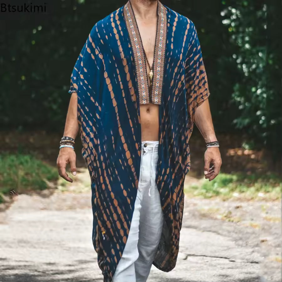 Kimono tribal unisexe Bali bleu en rayonne douce avec imprimé géométrique et détails de bordure complexes.