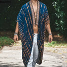 Kimono tribal unisexe Bali bleu en rayonne douce avec imprimé géométrique et détails de bordure complexes.
