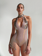 Body beige à strass et pompons avec des strass scintillants et des pompons pour un look audacieux.