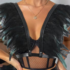 Top de plumas negras con tirantes ajustables, con llamativas plumas negras para festivales y fiestas.