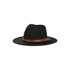 Stijlvolle Fedora-hoed van zwarte wol met een bruine leren band, perfect voor festivaloutfits.