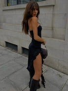 Modelo con vestido maxi fluido con volantes