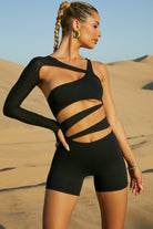 Body negro con diseño calado, con una manga y cortes, perfecto para festivales y raves.