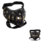 maschera facciale steampunk in pelle nera vista ravvicinata con borchie decorative e cinghie regolabili