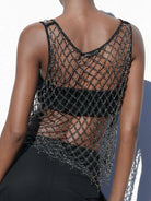 Top de malla negra transparente con detalles de pedrería, perfecto para la moda de festivales.