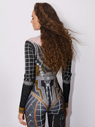 Combinaison noire ornée de strass mettant en valeur un magnifique design dos avec des strass et des paillettes complexes.