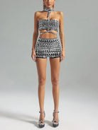 Top sin tirantes y short con pedrería, conjunto en blanco y negro con pedrería, conjunto festivo divertido.