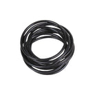 Schwarzes Silikonarmband, gestapelt in einer kreisförmigen Anordnung, das den Boho-Festival-Accessoire-Stil zeigt.