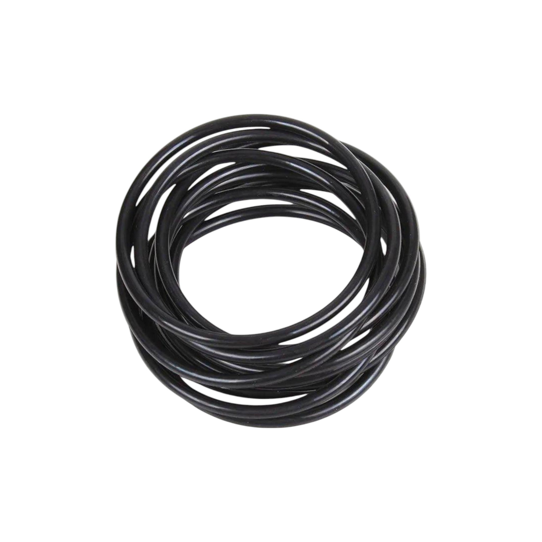 Schwarzes Silikonarmband, gestapelt in einer kreisförmigen Anordnung, das den Boho-Festival-Accessoire-Stil zeigt.