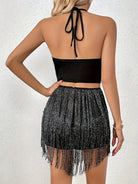 Schwarzes Tassel-Top und High-Waist-Shorts-Set mit stilvollem Quasten-Design und schickem Neckholder.