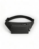 Bolsa de cintura impermeable en diseño negro elegante, perfecta para festivales y actividades al aire libre.