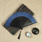 Abanico de mano plegable de bambú azul y negro