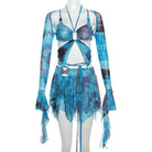 Set van top met mesh mouwen en rok met vlinderprint, met een doorschijnend blauw ontwerp en vlinderdetails.