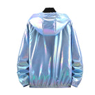 Veste à capuche réfléchissante holographique bleue mettant en valeur son design brillant au dos, parfaite pour les fêtes rave.