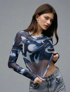 Top corto de malla transparente con un diseño azul en espiral, que añade un estilo audaz a los conjuntos para festivales.