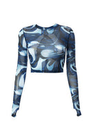 Top corto de malla transparente en estampado azul en espiral, con mangas largas y material semitransparente para un estilo atrevido.