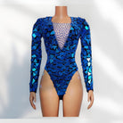Body de espejo con pedrería en azul con detalles reflectantes de espejo y pedrería, mangas largas.