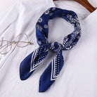 Bandana de satén en azul marino con patrones blancos, perfecta para festivales y uso diario.