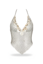 Top court en maille chaîne métallique argentée avec pendentifs en coquillage naturel le long de l'encolure.