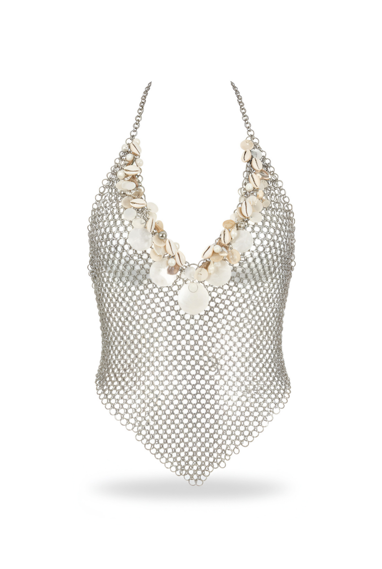 Top court en maille chaîne métallique argentée avec pendentifs en coquillage naturel le long de l'encolure.