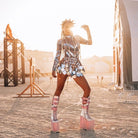 Modelo vistiendo vestido mini beige de manga larga con lentejuelas y pedrería