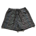 Set canotta riflettente colorata e pantaloncini con pantaloncini camouflage alla moda per festival.