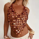 Débardeur à sequins dans des tons chauds, présentant un design éblouissant pour les festivals et les soirées.