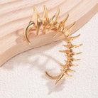 Polsino auricolare cyberpunk dorato con punte angolari affilate in un design a colonna vertebrale biomeccanica, senza bisogno di piercing.