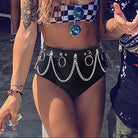 Chaîne de taille en ceinture en cuir avec chaînes multi-couches et pompons, parfaite pour les tenues de rave et de festival.