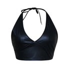 Crop top court en cuir noir élégant, doté d'un col en V flatteur et d'un design à bretelles halter.