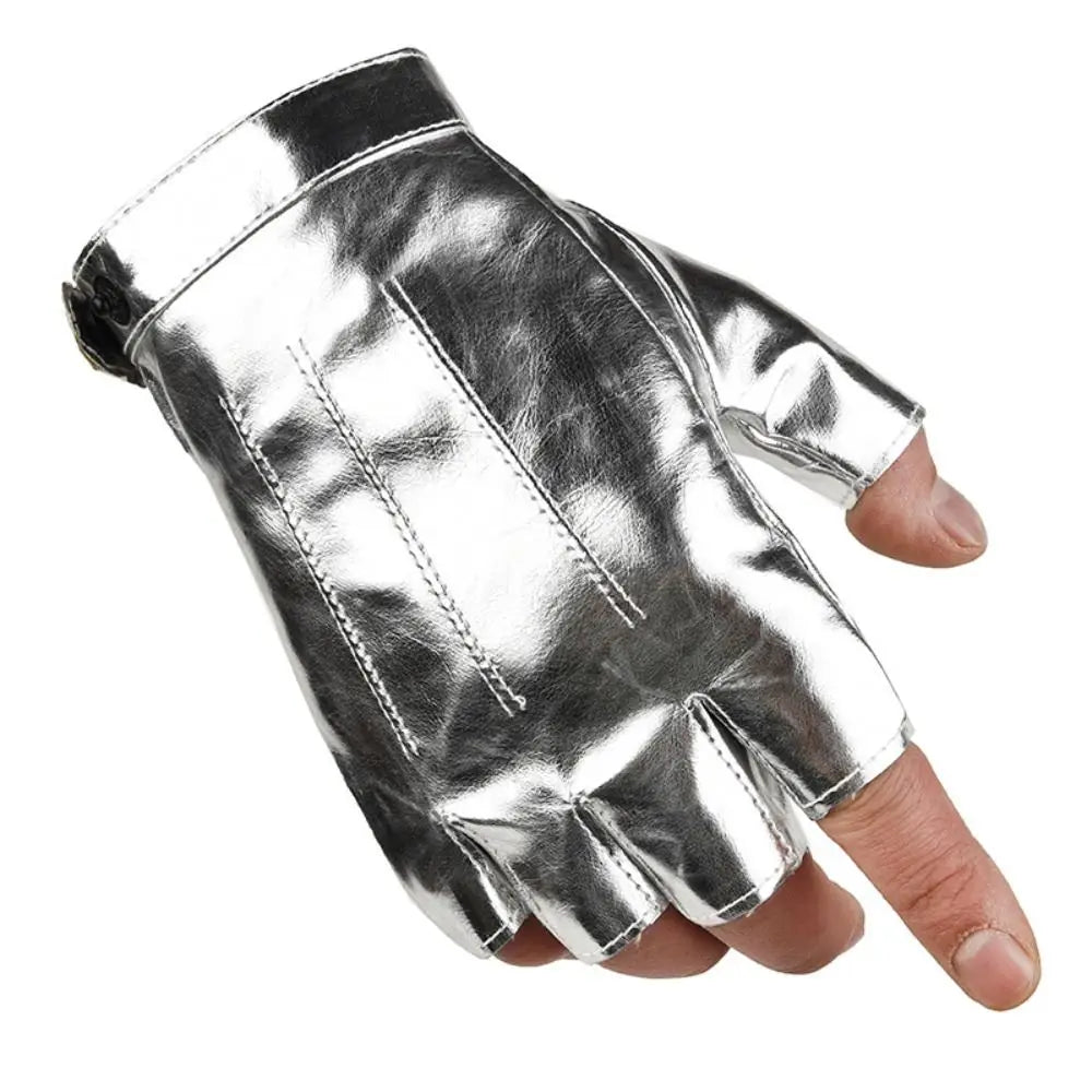 Guante sin dedos de cuero PU plateado con dedos y pulgar expuestos, con un acabado metálico brillante.