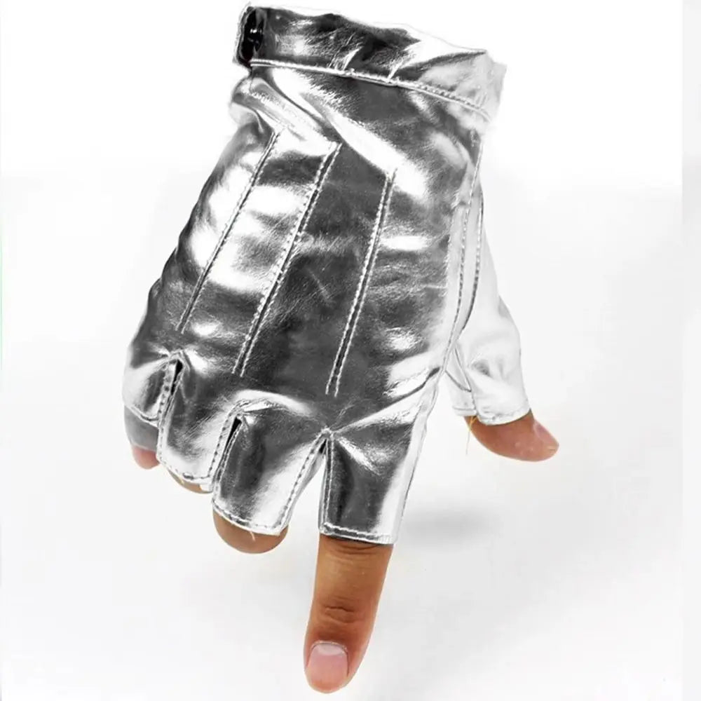 Guante sin dedos de cuero PU plateado, 9.5 x 15 cm, con acabado metálico y correa ajustable en la muñeca.
