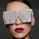 Gafas de Sol cuadradas con brillo que presentan adornos de pedrería brillante para una moda festivalera audaz.