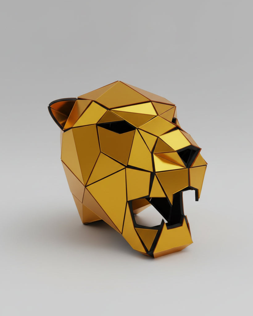 Máscara de tigre geométrica dorada con espejo, hecha de paneles de acrílico cortados con precisión, que reflejan la luz.
