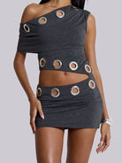 Ensemble deux pièces crop top épaules dénudées et mini-jupe gris avec découpes circulaires et coupe ajustée