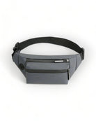 Bolsa de cintura impermeable y elegante en gris con bolsillos con cremallera, perfecta para festivales y actividades al aire libre.