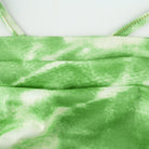 Nahaufnahme des Stoffdetails am Green Dye Crop Top mit einem lebendigen grünen Batikmuster.