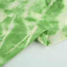 Nahaufnahme des Stoffes, die die Textur und das grüne Färbemuster des Green Dye Crop Tops zeigt.